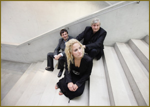 Trio auf Treppe